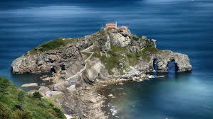 The bridge transitions into a narrow path that later on, san juan de gaztelugatxe had a strategic purpose as a defensive outpost for the lords of biscay. Bilbao Day Trips Things To Do In San Juan De Gaztelugatxe