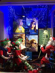 Pin By Petals Edge On Vitrina Christmas Window Display Christmas Display Christmas Window