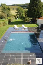 grande piscine rectangulaire tendance avec volet immerge une piscine piscinelle installee en pleine campagne et piscine rectangulaire grandes piscines piscine
