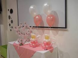 No es necesario utilizar el rosa como color predominante en la decoración ya que colores como el morado o naranja pueden resultar igual de infantiles y tiernos. Decoracion Para Bautizo De Nina En Casa Sencillo Con Globos Ninos Relacionados