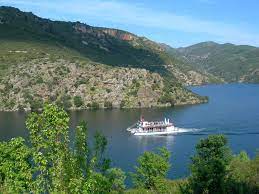 Aprile 2010, lunedì di pasqua, gita sul lago flumendosa a bordo del battello, durante il tragitto, visto passare trenino verde, il bosco betilli, hotel istellas, chiesetta san giovanni, bosco padenti, miniera di. Lago Flumendosa Costa Rei