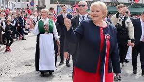 Her husband's name is sindre finnes, and their children's name's are erik solberg finnes and ingrid solberg finnes. Erna Det Er Viktigere A Si Ja Enn A Si Nei