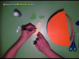 Îndoi o coală a4 în două pentru a obține decupezi din hârtia specială un dreptunghi, pe care îl lipești pe felicitare. Cosulet De Paste Din Carton Si Hartie Colorata Youtube