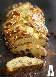 Viene preparata con farina bianca, zucchero, burro,uova, sale, lievito di birra, uvetta e canditi di arancia e di cedro. Ricetta Treccia D Oro Morbido Scrigno Agrodolce Ricetta Ricette Dolci Dolci Lievitati