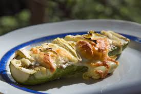 Tăiați dovleceii rondele cu grosimea de aproximativ 0.5 cm (dacă doriți îi puteți decoji). Dovlecel La Cuptor Cu Ou Si Cascaval Reteta Rapida