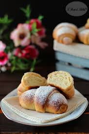 Prelevo una parte di pasta madre, prediligendo il cuore e avendo cura di scartare la parte più esterna, soprattutto la crosta. Brioches Con Esubero Di Lievito Madre Le Ricette Di Libellula