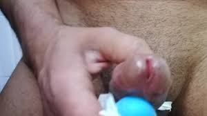 Mechendo na minha rola morena no banheiro que já foi usado por uma estrela  do cinema internacional