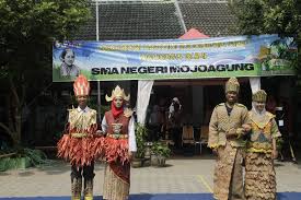 R.a kartini adalah salah satu pahlawan indonesia dan sosok yang dikenal memperjuangkan emansipasi wanita. Peringatan Hari Kartini Dan Hari Bumi 2018 Sman Mojoagung