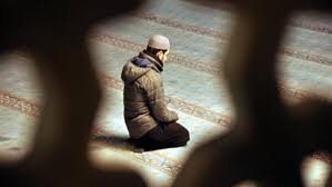 من فاتته صلاة الظهر وأذن عليه العصر هل يصلي القضاء أولا أم الحاضر نيوم نيوز