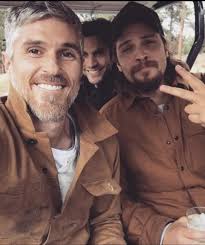 A true fan of mine will not ignore this don't stroll down without dropping  me a message fan I love you all ❤️