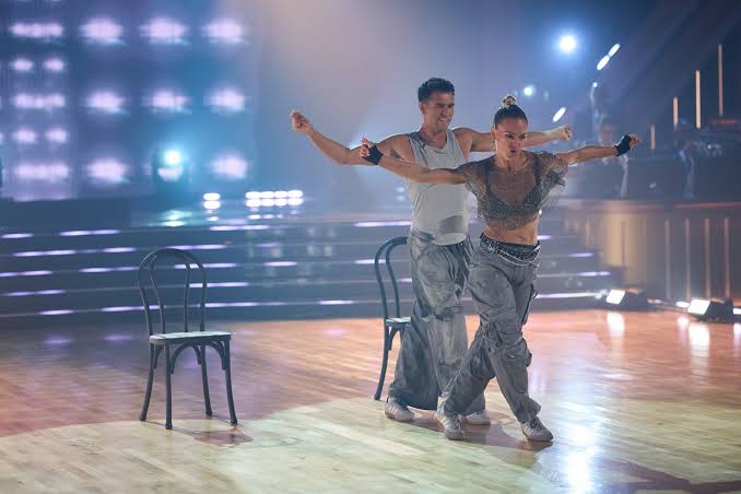 Julia Stiles Brings Back 'Save the Last Dance' Moves on DWTS' 'Super Bowl  Night' with Ezra Sosa, Co-Star Sean Patrick Thomas Watches On - Watch Here!  | Just Jared - Celebrity News,