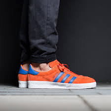 Wenn du kein problem damit hast aufzufallen und die volle aufmerksamkeit am liebsten kombinieren wir gelbe adidas schuhe zu einer schwarzen hose mit einer schwarzen lederjacke. Herren Schuhe Sneakers Adidas Originals Topanga S80056 Schwarz Gelb Graphit Fur 59 50 Sneakerstudio De