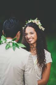 Hawaiian Wedding With A Stunning Traditional Ceremony Romantic Wedding Hair Hawaiian Wedding Wedding