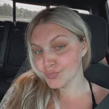 Nichole Ash's Instagram, Twitter & Facebook