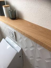 Bad Ablage Aufbauwand Toilette Mit Holzablage Und Weissen Relieffliessen Badezimmer Ablage Ablage Bad Badezimmer Holz