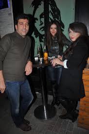 Geçtiğimiz haziran ayında sevgilisi ile cihangir'de bir mekanda akşam yemeği yiyen emre kınay, gece yarısı kapanması gereken mekanda geç. Emre Kinay Bodrum Emre Kinay Gumusluk Emre Kinay Sevgilisi Emre Kinay Twitter Emre Kinay Instagram