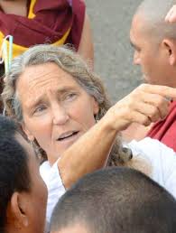 Lori Lambertson's Instagram, Twitter & Facebook