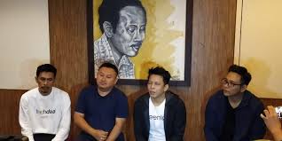 Website yang berisi kumpulan chord (akord) / kunci gitar mudah dan dasar beserta lirik lagu indonesia maupun mancanegara. Lirik Dan Chord Lagu Andaikan Kau Datang Kembali Noah