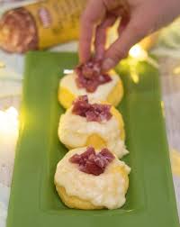 Un antipasto creativo per un menù veloce, i crostini misti di polenta sono facili da preparare e pronti in soli 25 minuti. Sformatini Di Polenta Con Salame E Taleggio Ricette Antipasti A Base Di Carne Cibo