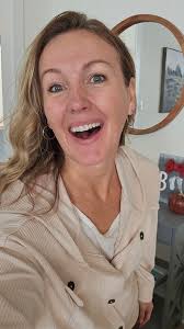 E M M A ✨ C O N O V E R