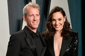 With tenor, maker of gif keyboard, add popular gal gadot animated gifs to your conversations. Gal Gadot Wonder Woman Star Verkundet Schwangerschaft Gala De