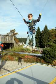 Skoki na bungee to również znakomite aktywności dla osób lubiących samotność, ale nadal kochających intensywne wrażenia. Kiss The Sky Trampolin