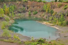 Dnes již vytěžený vápecový lom, který zásoboval cementárnu v nedalekém králově dvoře. Lom Kosov