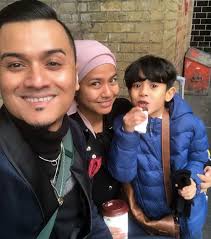 Azrene soraya bersama ayah kandungnya abdul aziz nong chik yang sangat humble dan low profile. Pendirian Beliau Nampaknya Tak Berubah Masih Enggan Membuka Hatinya Untuk Azrene