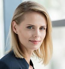 Headshot Photography 7 Tips To Take Professional Headshots (2)a photograph that displays only the neck above. headshot photography 7 tips to take professional headshots
