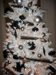 Black And White Christmas Tree Ornaments 45 Awesome Silver And White Christmas Tree Decorating Ideas White Christmas Tree Decorations Black Christmas Trees Silver Christmas Tree Decorations