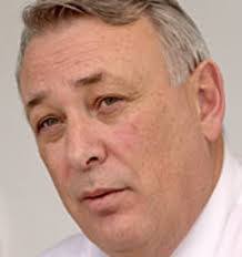 Woolworths plays it cool as it waits for Warehouse news