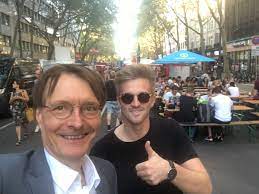 Er ist mitglied der spd und seit 2005 abgeordneter im deutschen bundestag. Karl Lauterbach On Twitter Gamescom2019 Feiermeile In Koln Vor Meiner Hausture Die Stimmung Ist So Gut Wie Das Wetter Schade Dass In 0 Ahnung Von Den Games Habe Ich Kann Nur Noch