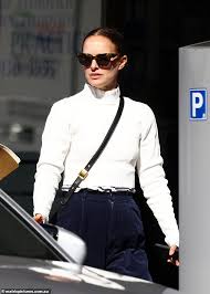 Natalie portman may leave sydney after cancelling her new movie days of abandonment for 'unforeseen personal reasons' just a day before filming was set to begin at fox studios Natalie Portman 39 Shows Off Her Flawless Line Free Visage During Brunch In Bondi Beach Geeky Craze