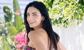The series, almost entirely written and directed by its creator, stars verónica castro, cecilia suárez, aislinn derbez, darío yazbek bernal, arturo ríos, paco león, and juan pablo medina. Aislinn Derbez Revela El Trauma Que Tiene Por Culpa De Su Papa