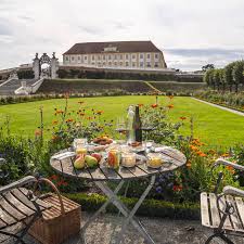 A meal eaten outdoors, as on an excursion. Picknick Donau Niederosterreich