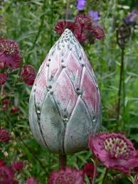 Pflanzen Gartenstecker Gartenstecker Knospe Rosa Grun Ein Designerstuck Von Brigitte Peglow Bei Dawanda Keramik Blumen Tonblumen Ton Kunst