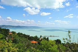 Wszyscy odwiedzający znajdą tutaj coś dla siebie, wspaniale przyroda z rozrzutną obfitością obdarowała balaton pięknem. Jezioro Balaton Wegry Jezioro Balaton