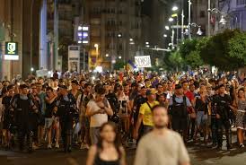 Ce se întâmplă acum în piața victoriei, după alegerile europarlamentare. Live Text Video A Treia Zi De Protest In PiaÈa Victoriei Peste 10 000 De ManifestanÈi La BucureÈti Èi Alte Cateva Mii In Marile OraÈe Au Cerut Demisia Guvernului Un Grup De ManifestanÈi