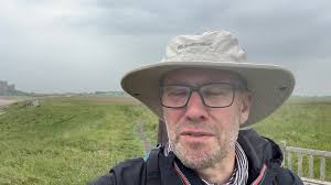 It's Tuesday 21st April and it's #WorldCurlewDay today. As part of  #SongsForTheStayingHome I've written and recorded a brand new song  specially to mark it. As well as being Europe's largest wading bird