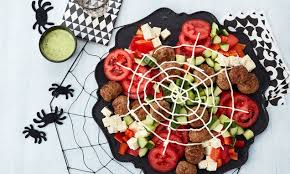 Bunte Salatplatte Mit Spinnennetz Rezept Halloween Essen Einfach Halloween Essen Rezepte Halloween Pizza