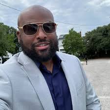 Estaba tomando fotos con algunos seguidores hoy y escuché a un tipo  preguntar quién era yo y uno de ellos dijo que soy YouTuber. ¿Cómo  llamarías a lo que hago? Nunca he