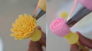 Pemilihan butter cream dalam membuat bunga akan sangat berpengaruh pada bunga yang di hasilkan. Cara Membuat Bunga Mawar Dari Butter Cream Supaya Kokoh Dan Tidak Mudah Lembek Resep Butter Cream Youtube
