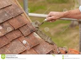 Le prix des tuiles photovoltaïques varie de 5 à 10 € la tuile, mais il faut tenir compte du prix de l'ensemble de l'installation. Roofer Etendant La Colle Pour La Tuile De Bord Sur Des Avant Toits De Toit Photo Stock Image Du Roofer Placement 21574432