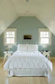 Decorating rooms with vaulted ceilings can be one of the toughest challenges that an amateur has to face. 33 Stunning Master Bedroom Retreats With Vaulted Ceilings