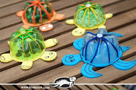 A casa, infatti, bisogna puntare sull'ingegno e creare soluzioni divertenti con quello che si trova. Giocare Riciclando Lavoretti Per Bambini Con Le Bottiglie Di Plastica