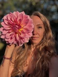 Coming here with one of the first in my garden- Fairway Pilot 🌸 so pretty!  so big!🤩🫠 North Essex