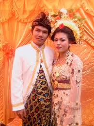 Kita bisa melihat itu semua dari banyaknya lagu daerah, rumah adat, baju adat, upacara adat, tarian tradisional, alat musik tradisional dan lainnya. Pakaian Adat Ntb Lombok Info Gtk