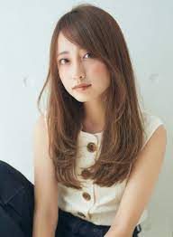 ロング アッシュカラーのロングレイヤー claude monet h2o aveda 渋谷ヒカリエshinqs店の髪型 ヘアスタイル ヘアカタログ 2019秋冬 髪型 ロング レイヤーカット ロング 髪型 レイヤー