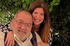 Leslie Scholl la hermana de Jennifer Lopez que la ¡rompe haciendo yoga!