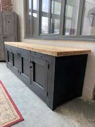 Cet Etabli Vient D Un Atelier De Menuiserie Il A Ete Entierement Restaure Puis Patine En Noir L Arriere Est Patine Egalem Etabli Atelier De Menuiserie Mobilier